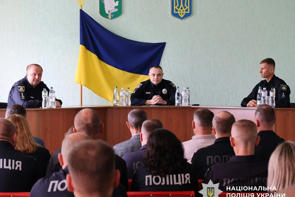 Офіцери поліції за столом представляють керівництво особовому складу в Малині