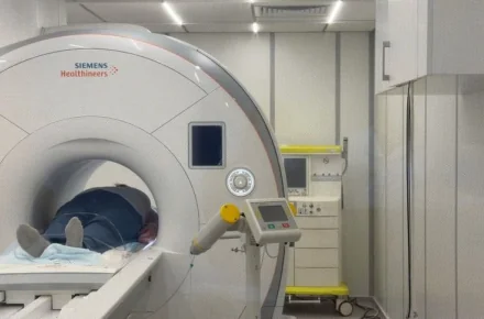 Пацієнт лежить у томографі Siemens Healthineers у кабінеті лікарні